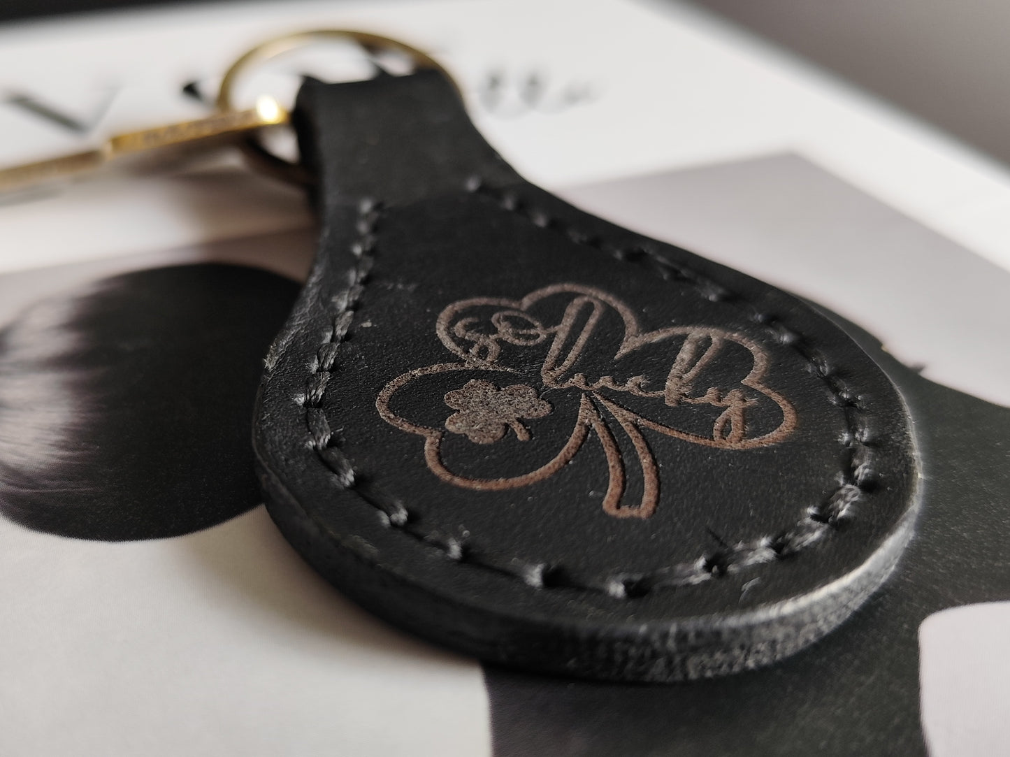 🖤 "So Lucky" – Genuine Leather Keychain with Irish Engraving