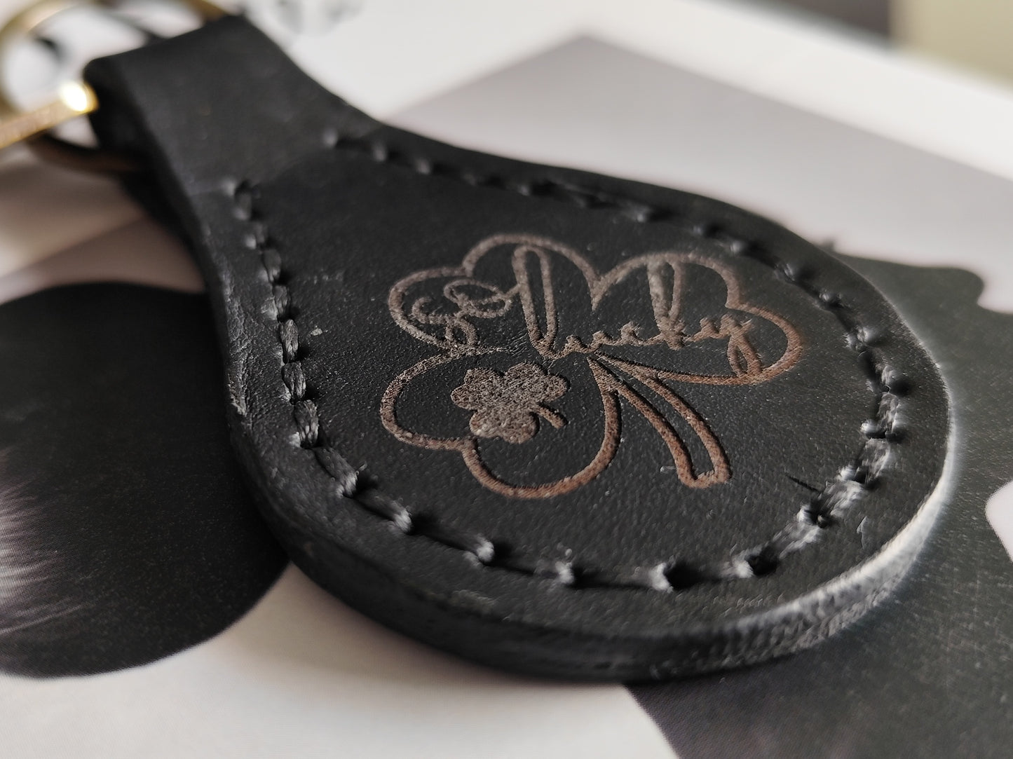 🖤 "So Lucky" – Genuine Leather Keychain with Irish Engraving