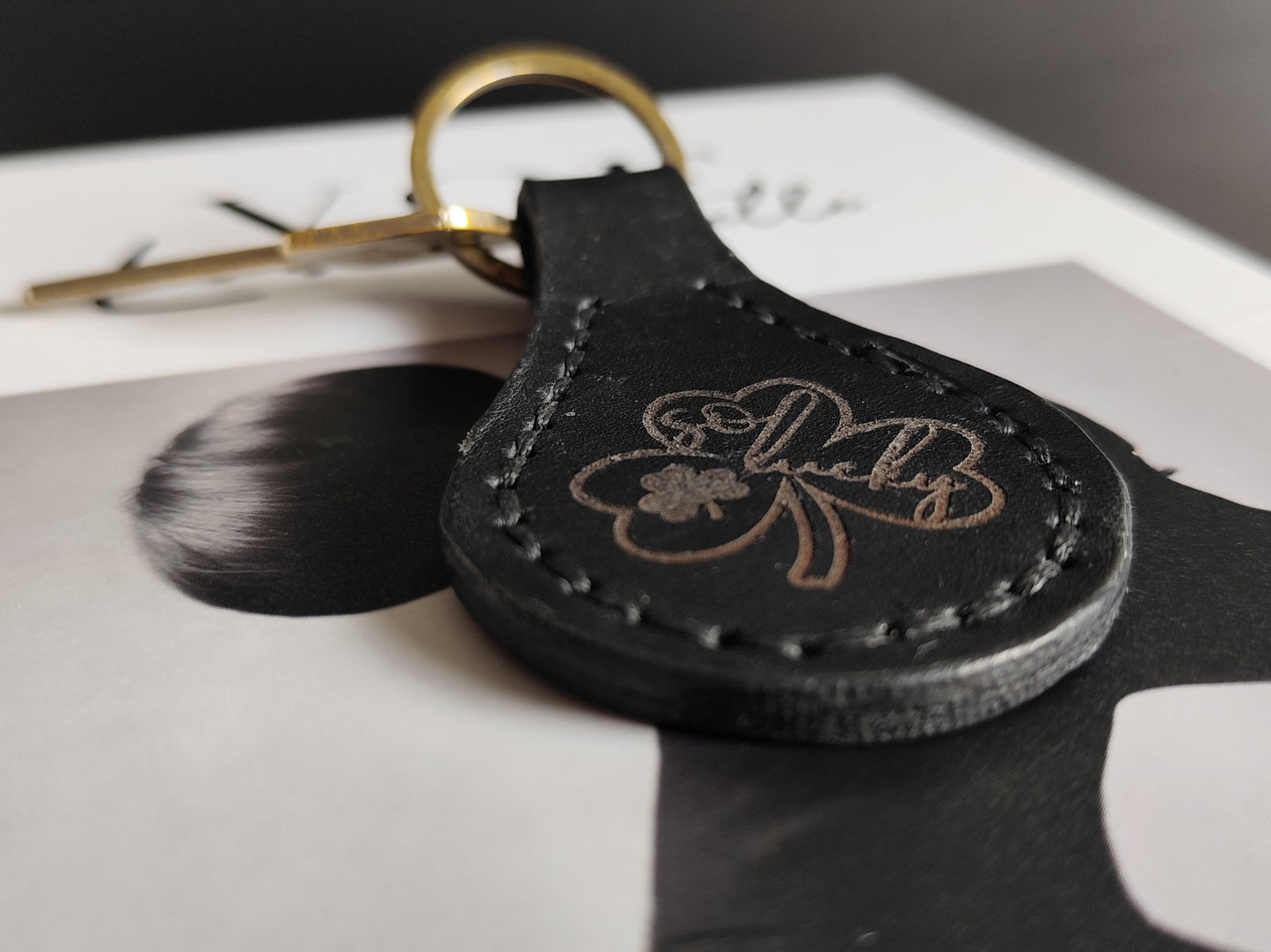🖤 "So Lucky" – Genuine Leather Keychain with Irish Engraving