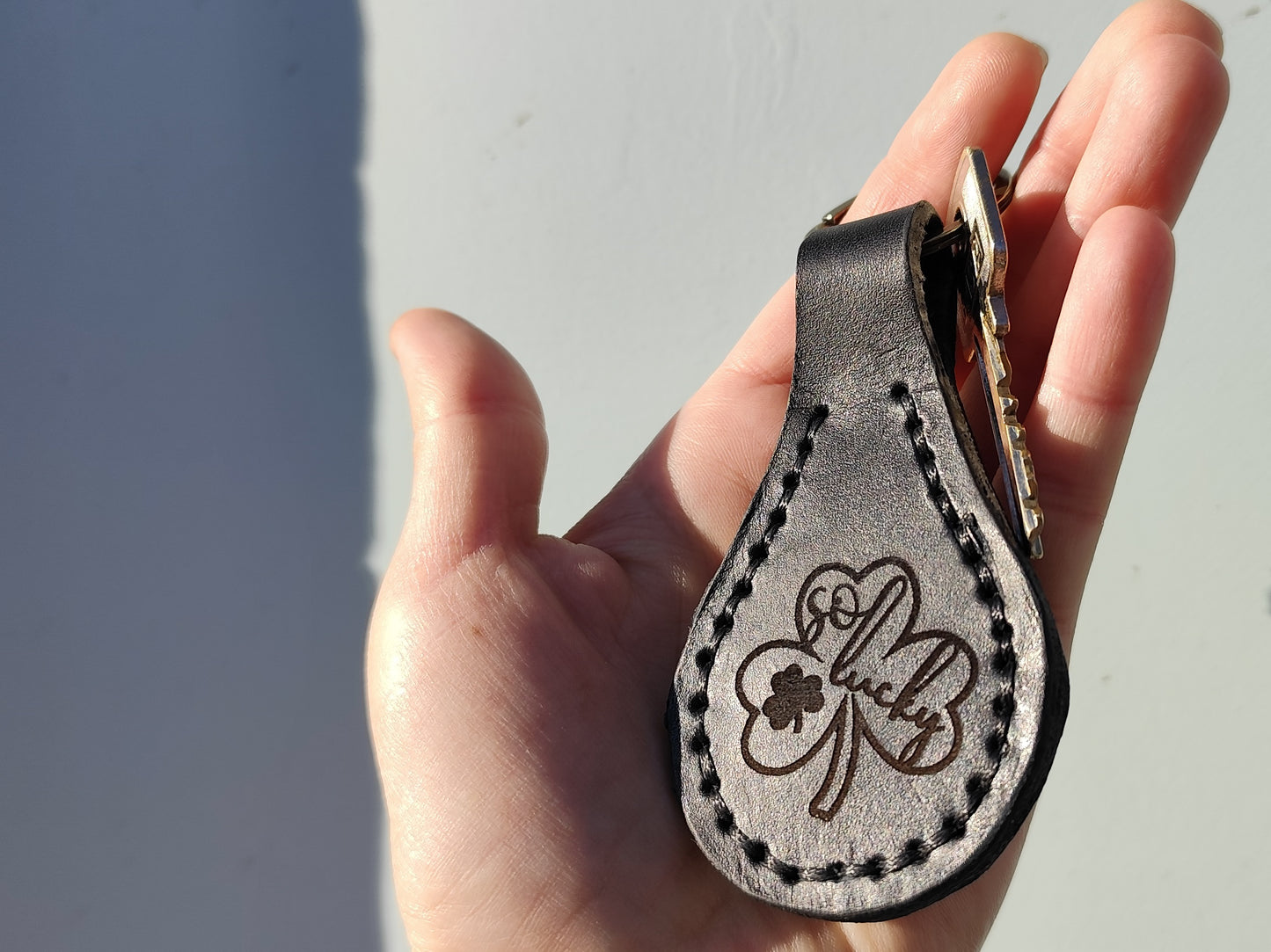 🖤 "So Lucky" – Genuine Leather Keychain with Irish Engraving